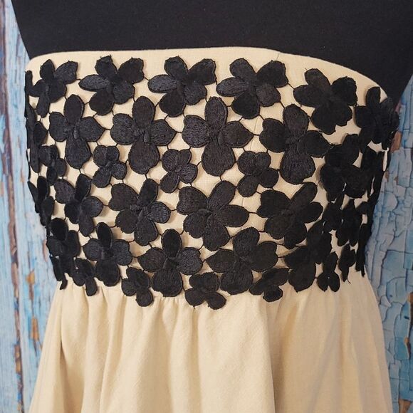 𝅺tibi Linen Applique Flower Strapless Dress - Picture 4 of 10